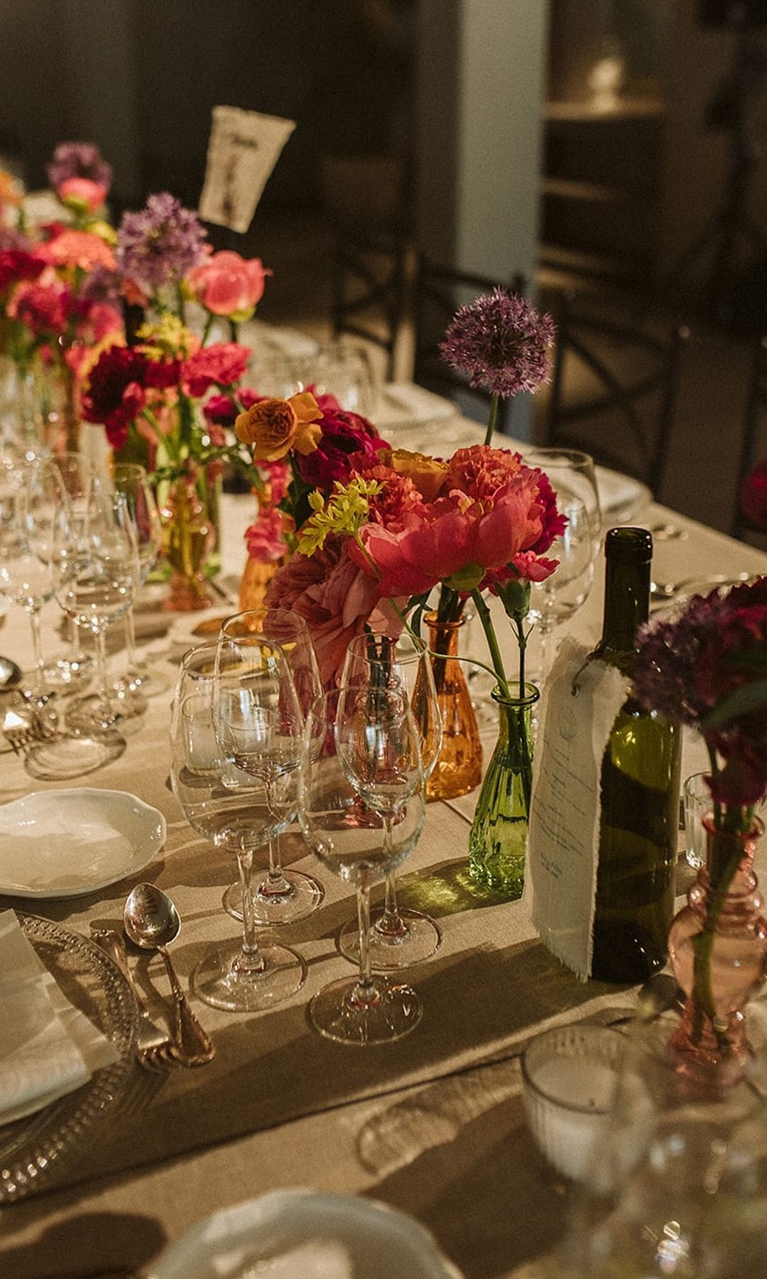 Mesas de boda con violeteros