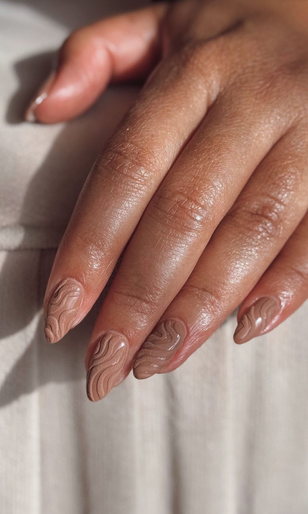 Manicura con ondas en color marrón