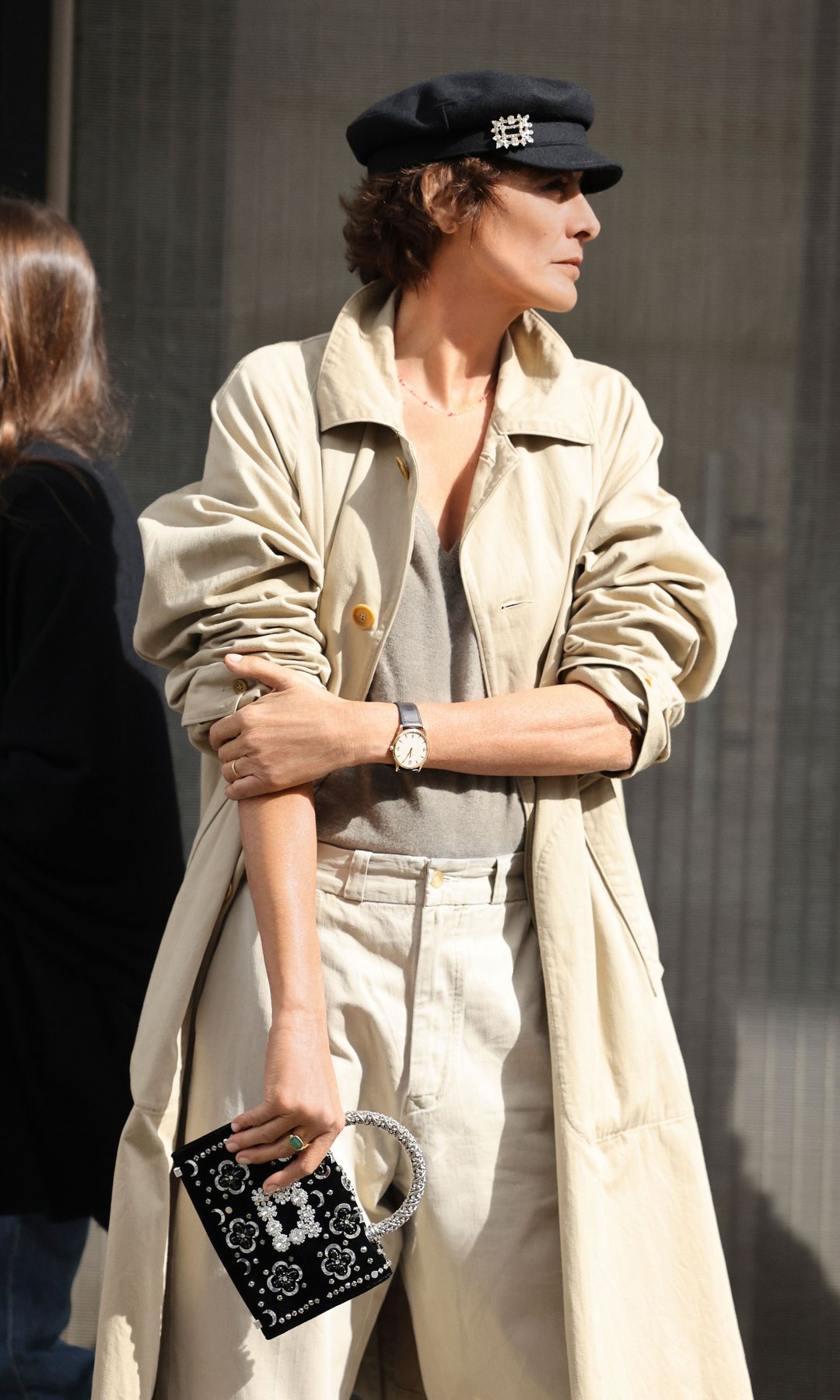 Look: bolso y boina, de Roger Vivier