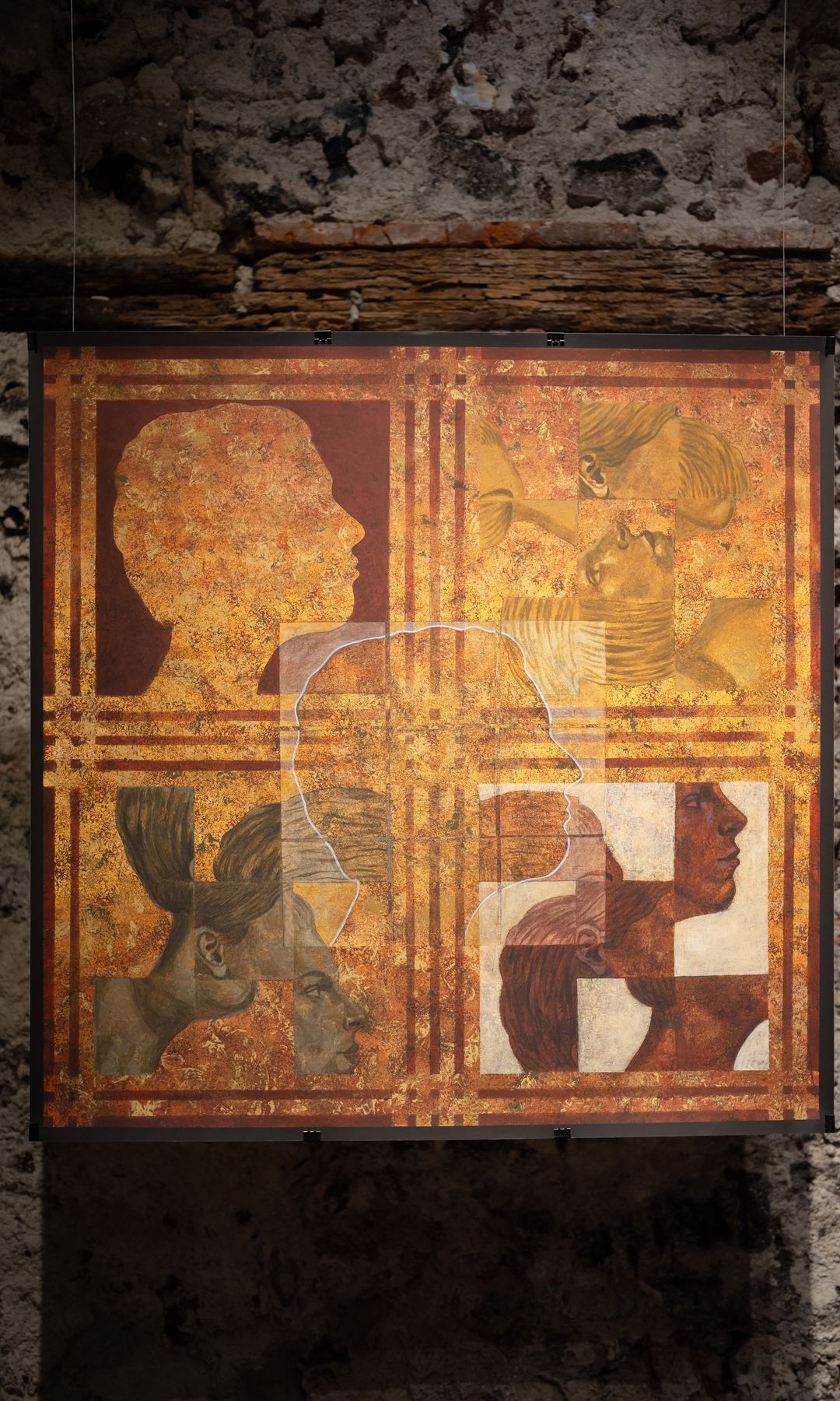 Detalles de la exposición artística.