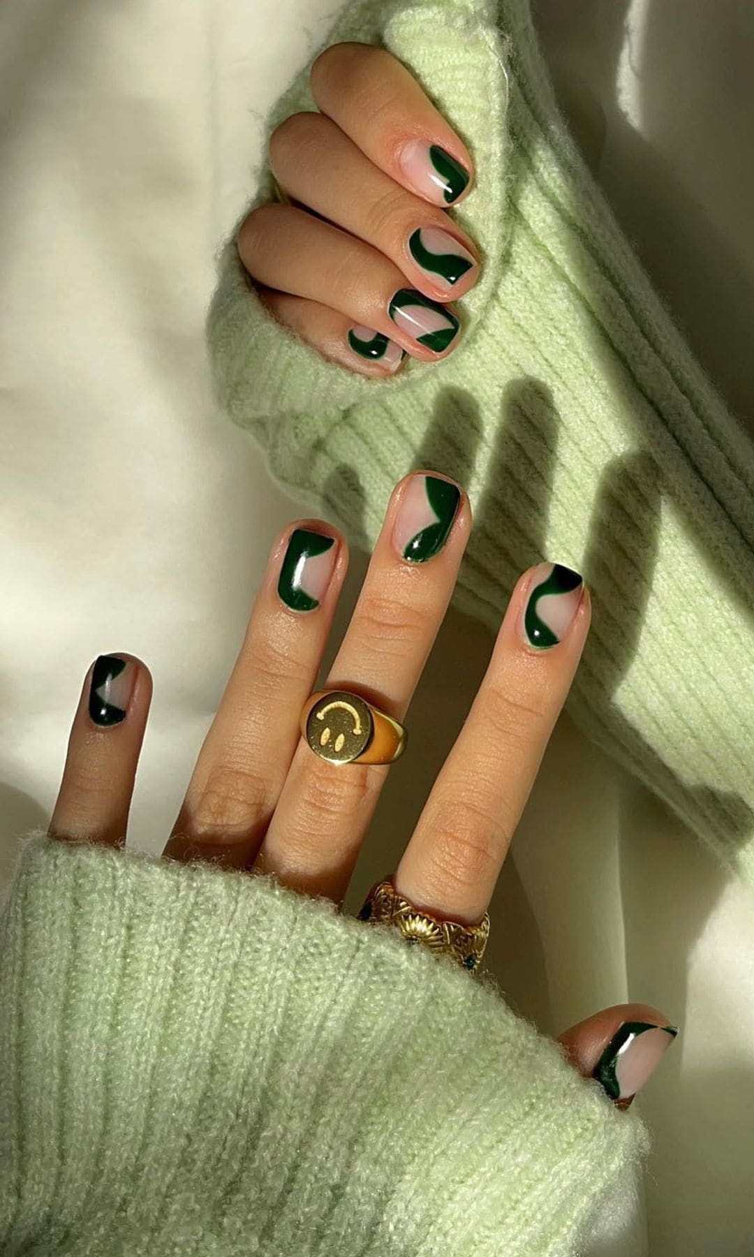 Manicura con ondas verdes