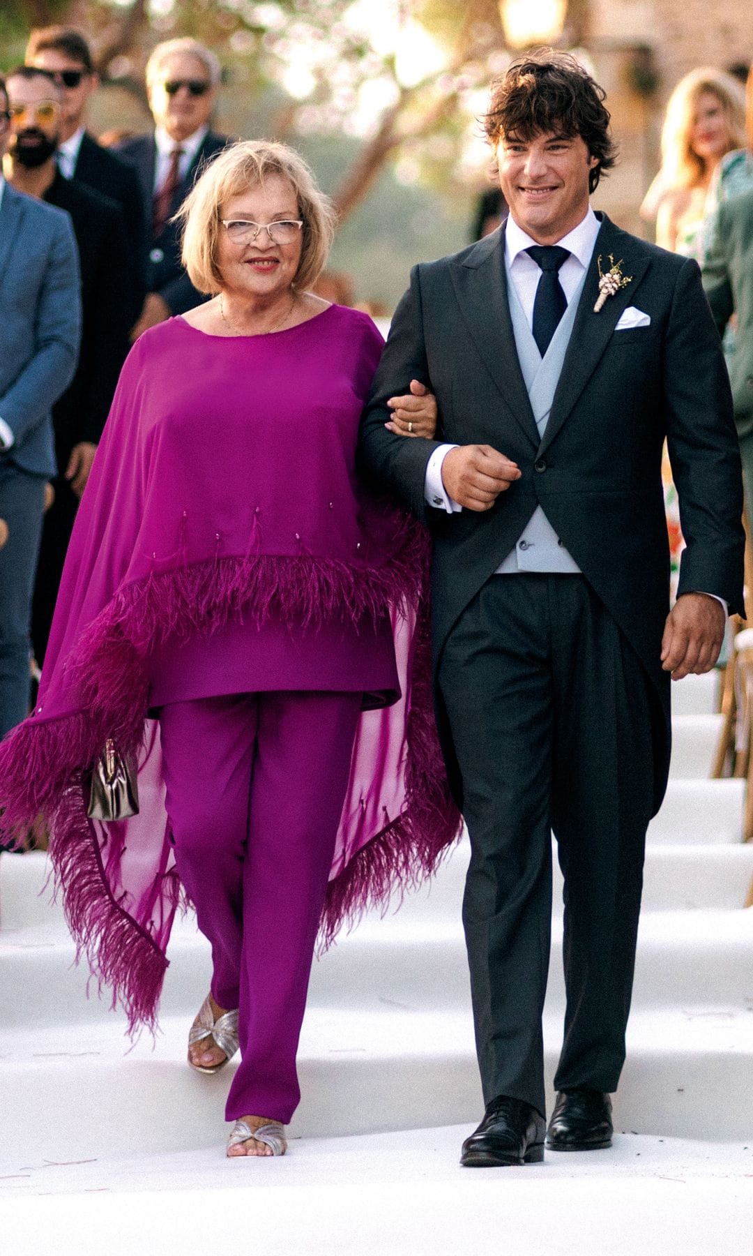 Jordi Cruz llegando al altar con su madre