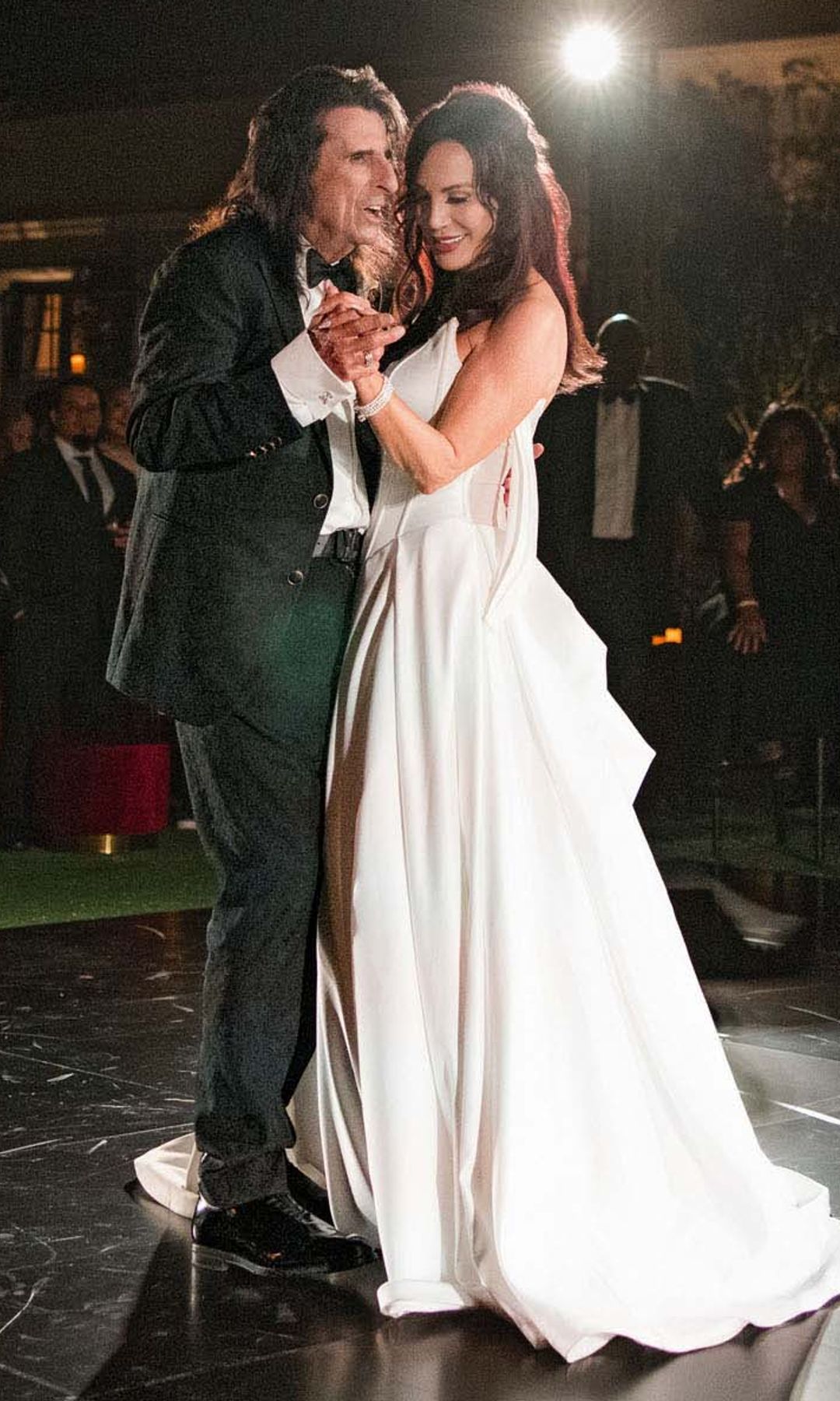 La pareja bailando en medio del salón, abriendo el baile nupcial
