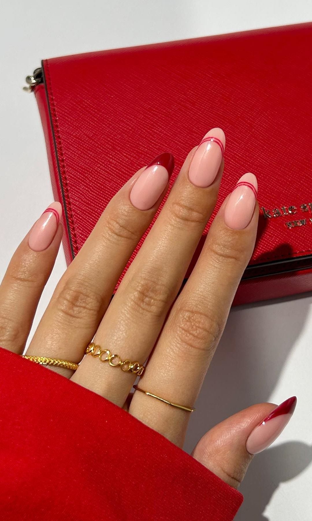 Manicura francesa reinventada en rojo