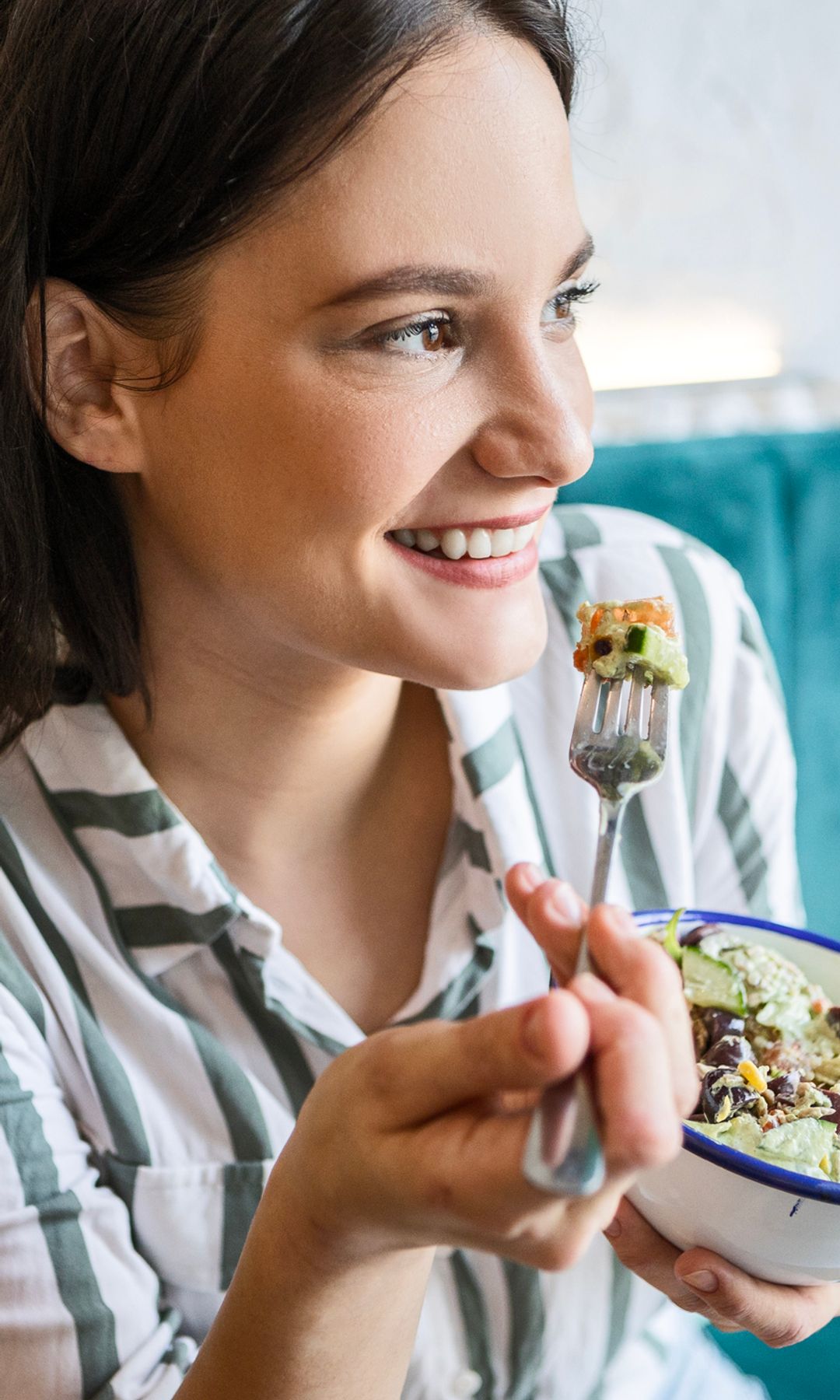 Mujer comiendo sano para proteger la microbiota y ser más feliz según Mario Alonso Puig