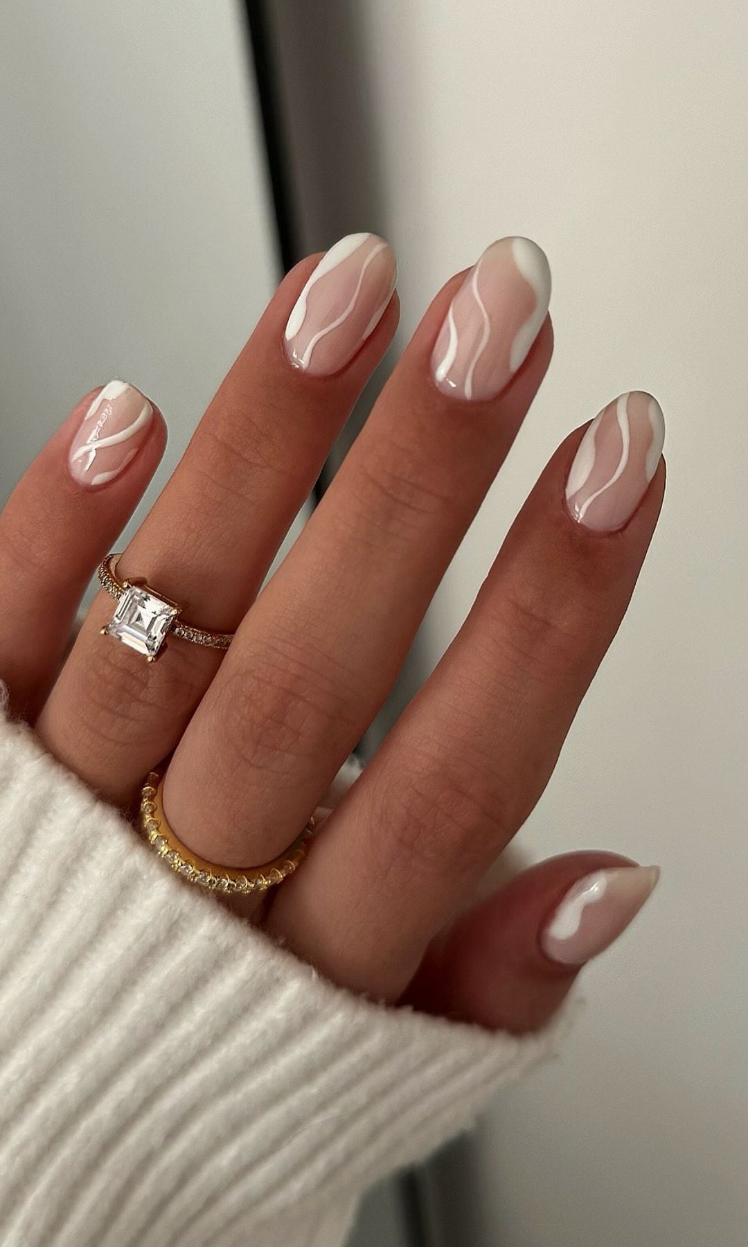 Manicura blanca con ondas