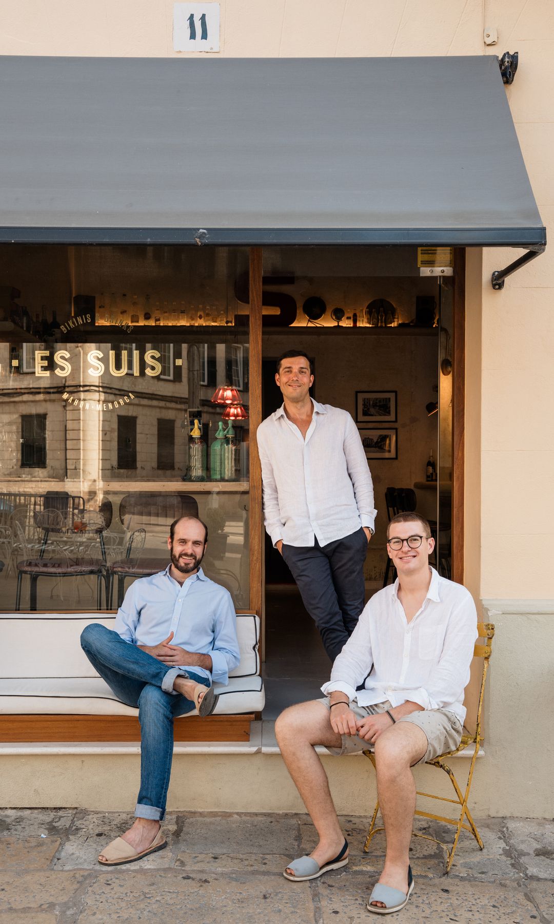 Pau, Christian y Luis, al frente de Es Suis, un local perfecto para tomar unos vinos y unos bikinis en Mahón, Menorca