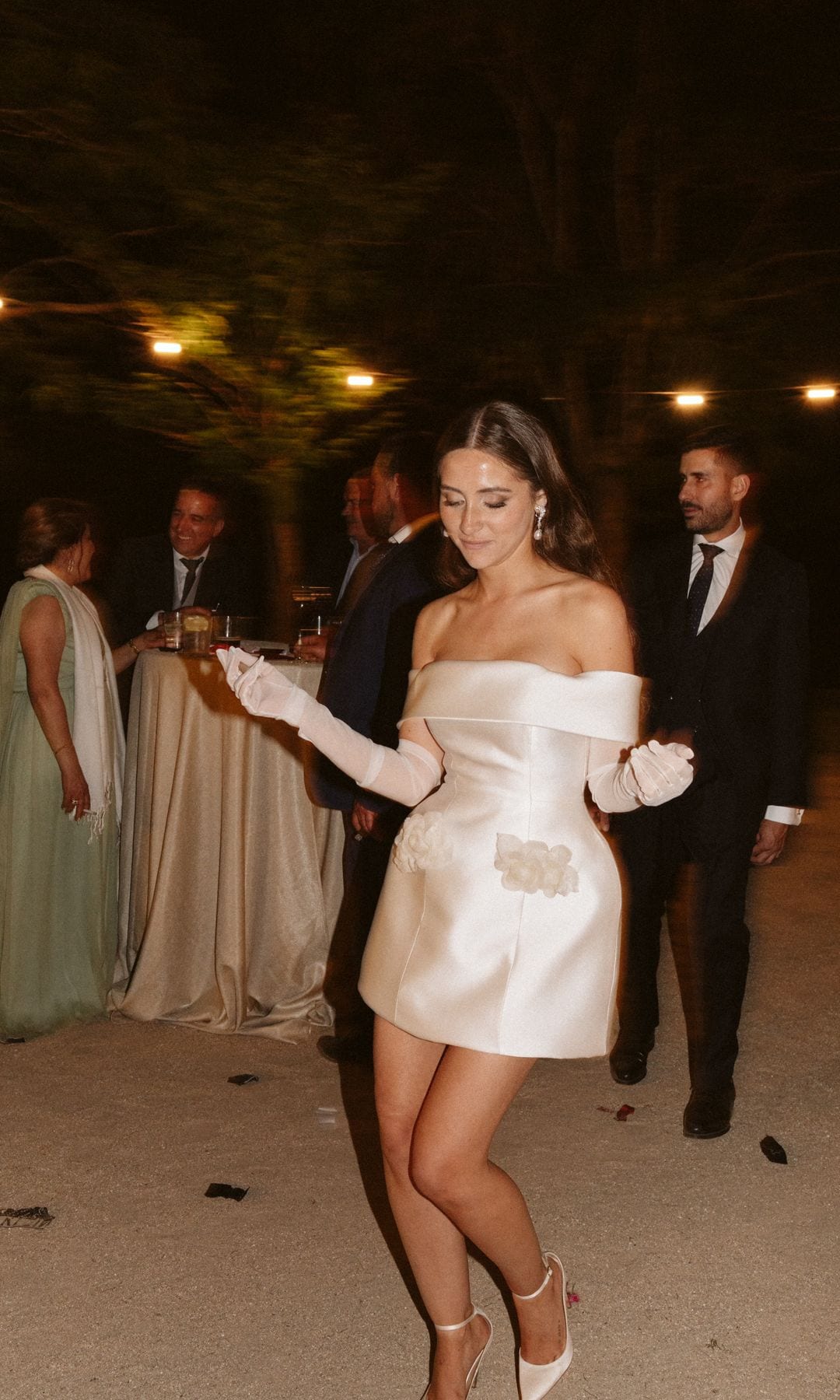 Aldara Álvarez con un vestido de novia corto y desmontable de Luis Infantes