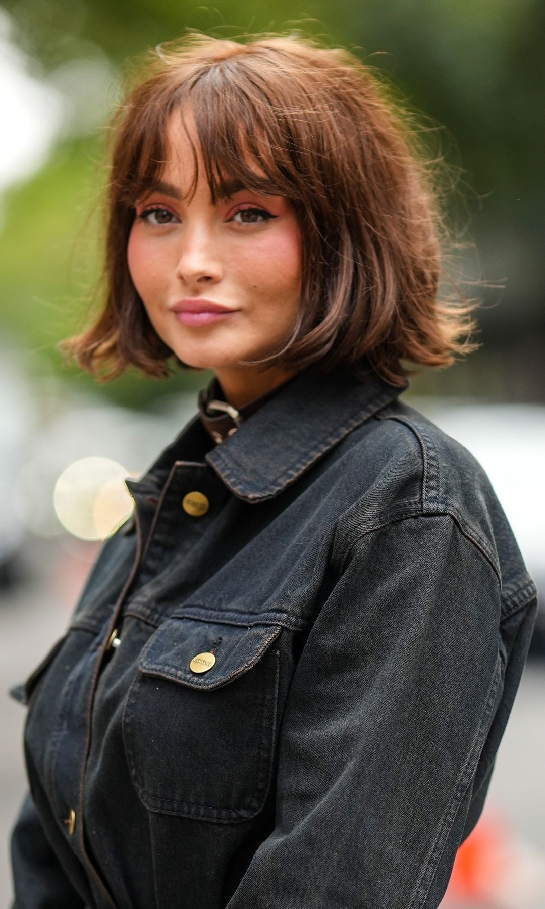 Mujer con pelo corto y flequillo
