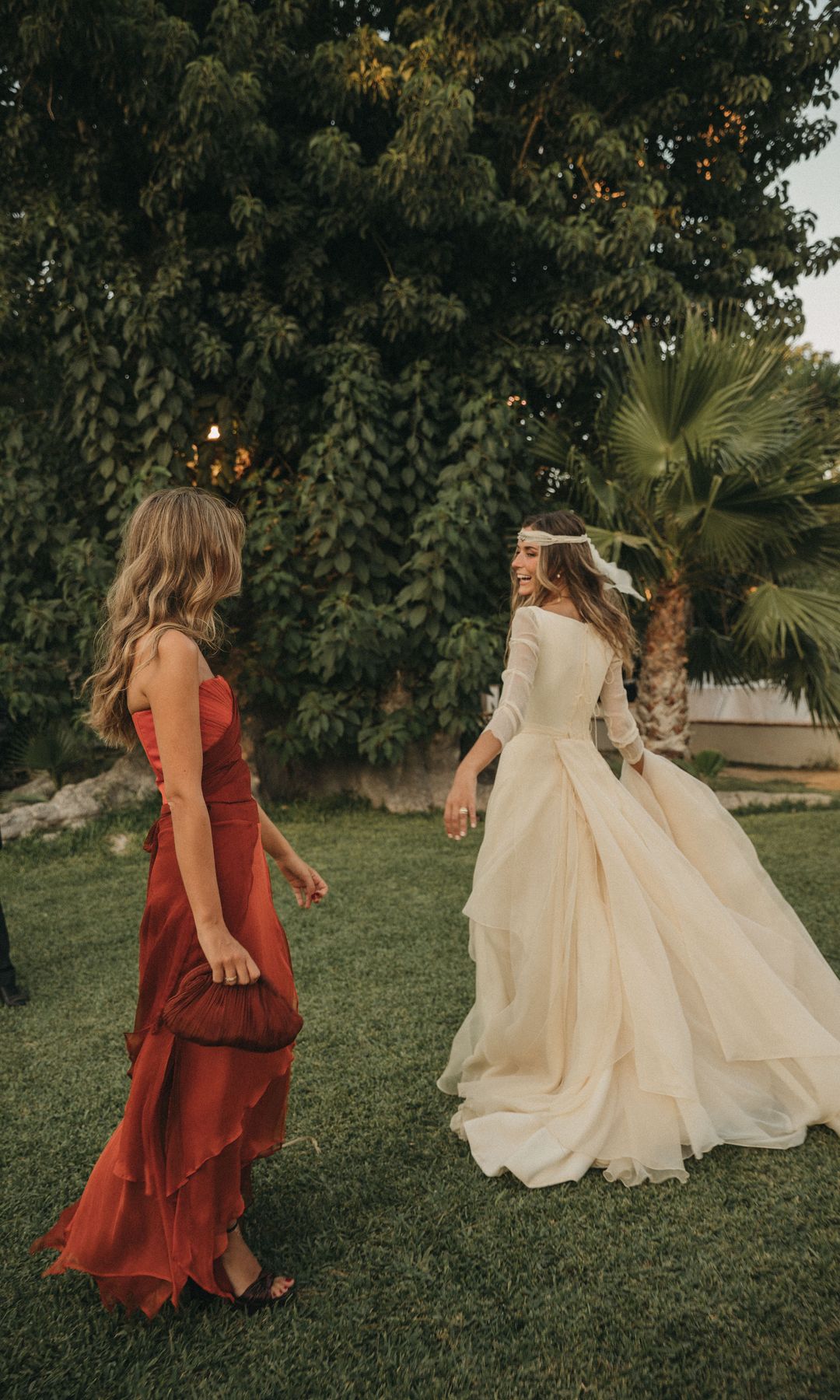 Pía, la invitada viral con vestido teja, junto a su hermana, la novia