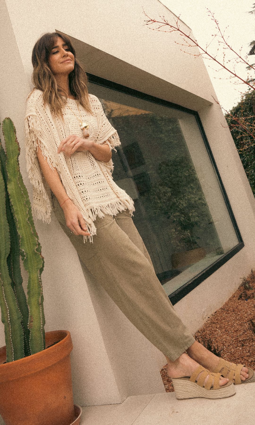 Isabel Jiménez al lado de un cactus