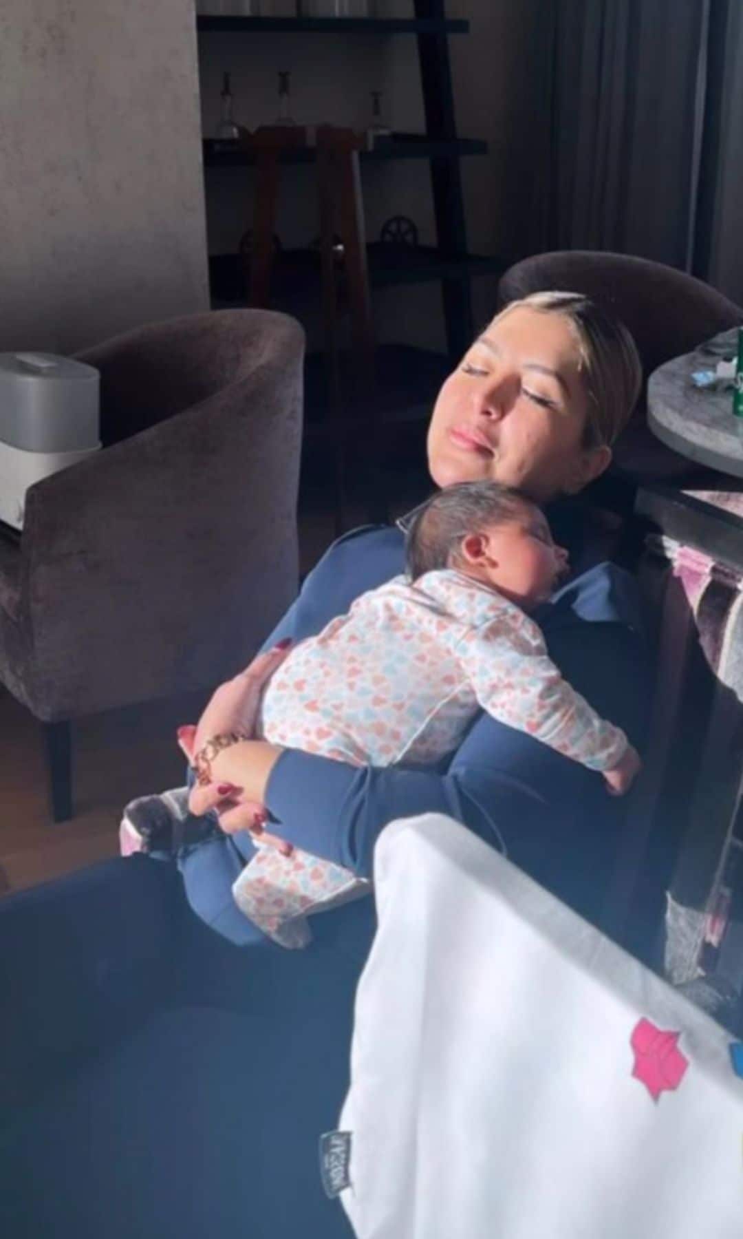 Cristy Nodal con la pequeña Inti, casi de recién nacida.