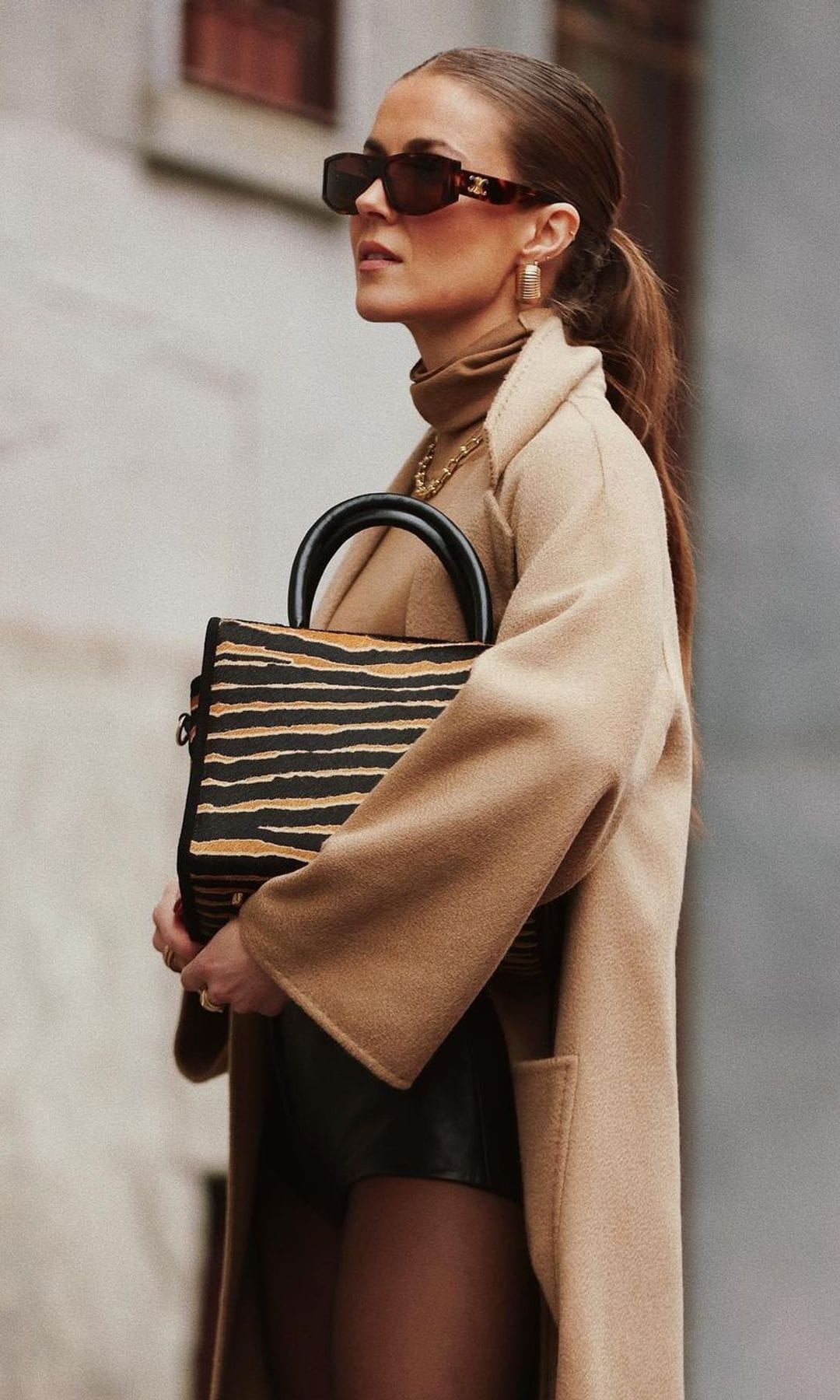 Nina Sandbech con bolso de Phialebel