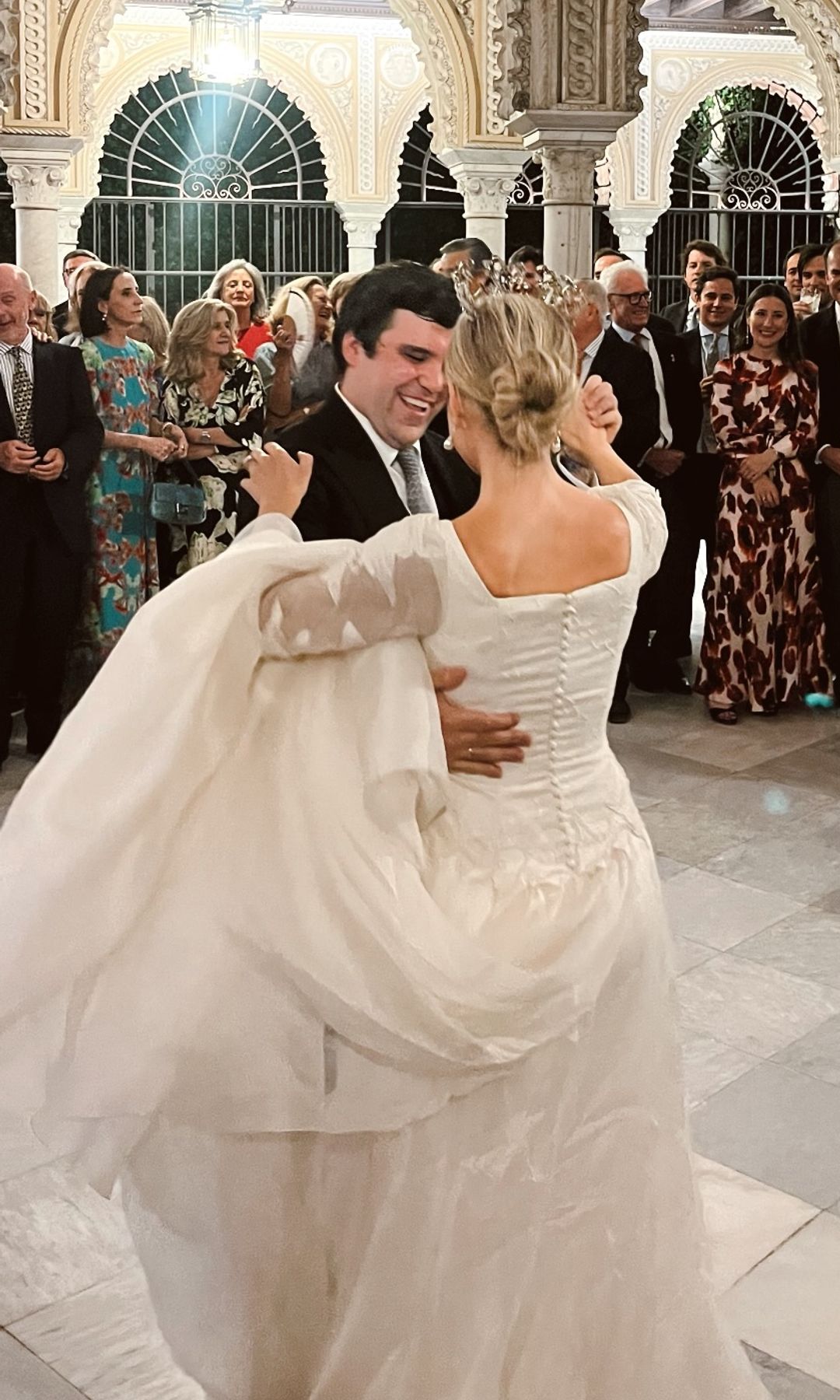 Los recién casados durante su primer baile 