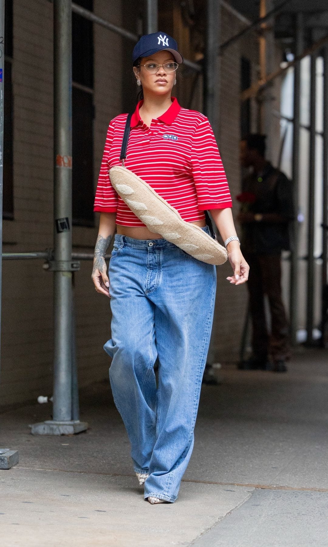Hace unos días, Rihanna rompió internet con su bolso de baguette
