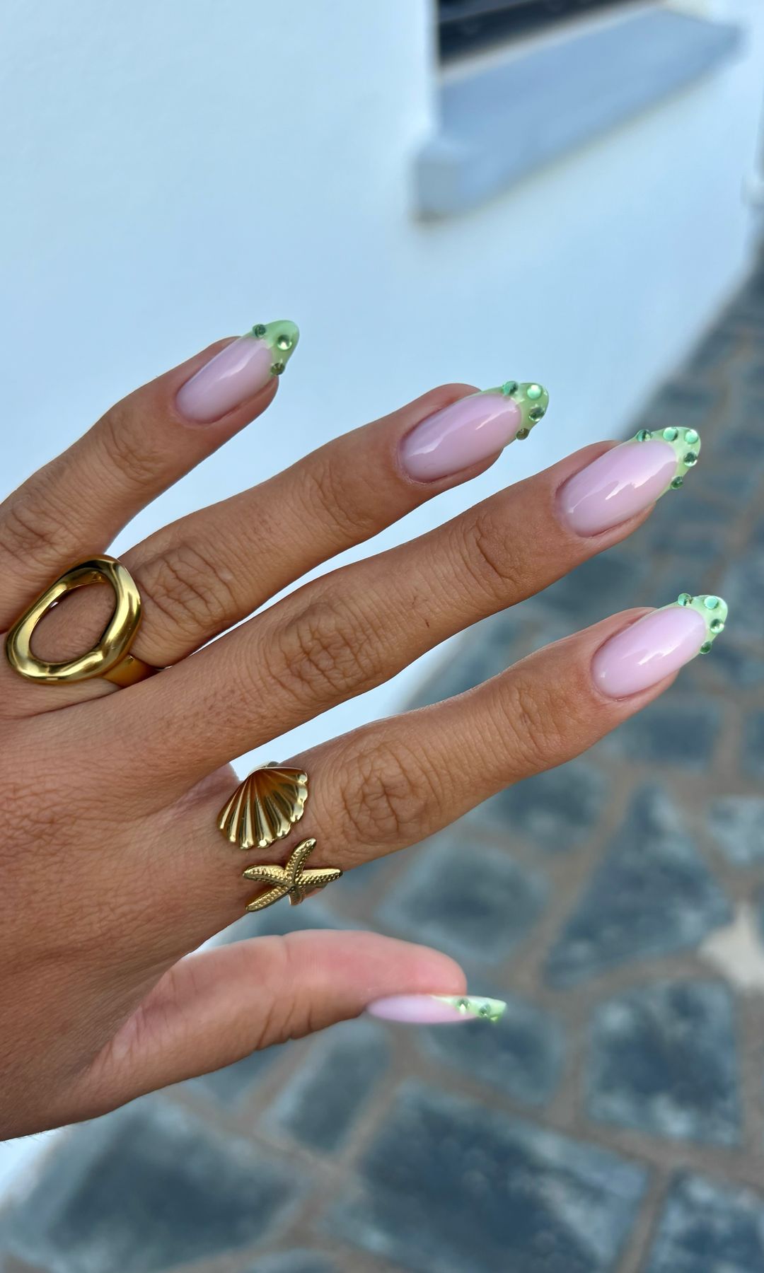 Manicura francesa en verde menta con brillos