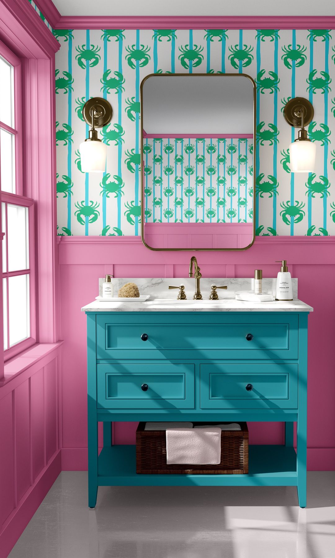 Baño con friso y paredes en fucsia, mueble azul y papel pintado en verde y blanco