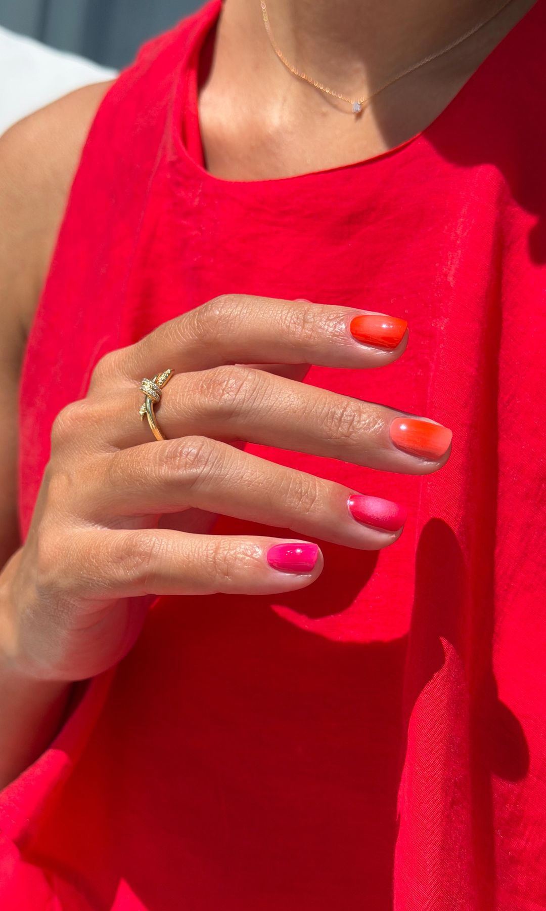 Manicura en tonos rosas y rojos
