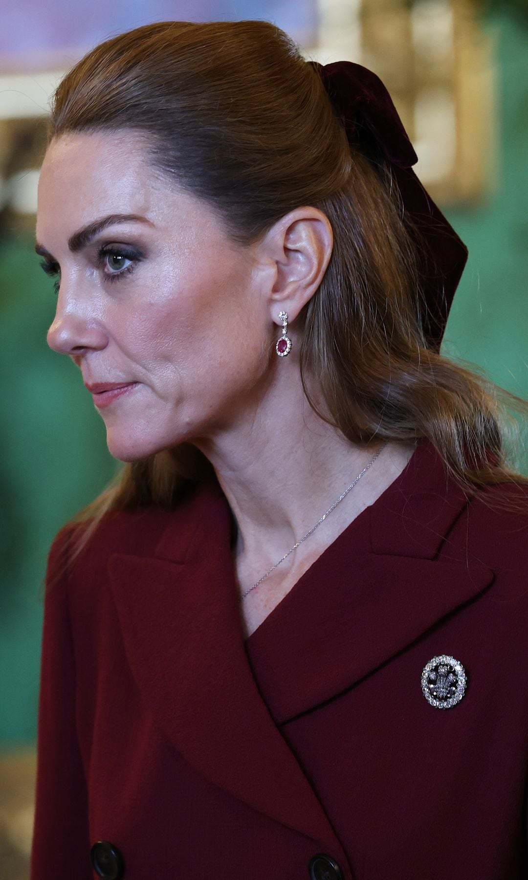 Kate Middleton en la exposición de la Royal Collection con vestido granate y semirrecogido con lazo
