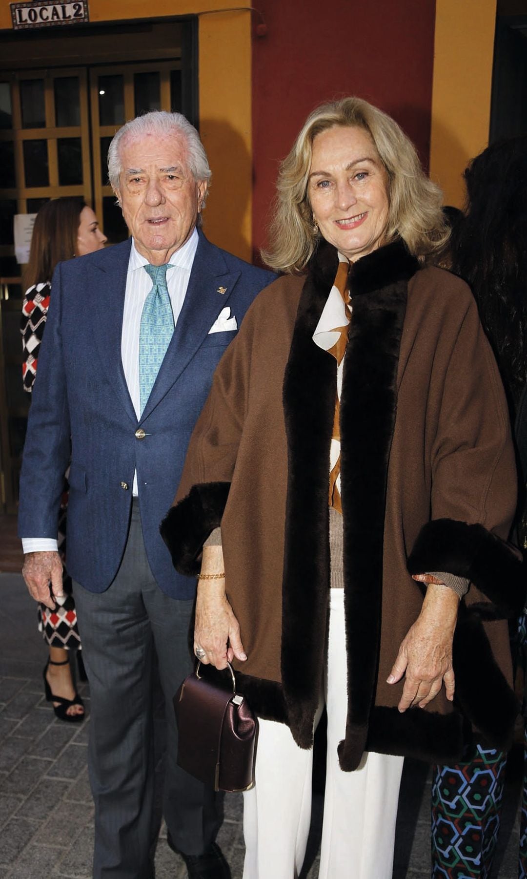 Lourdes Parejo, madre de Lourdes, con su pareja, el doctor Esteban Blanco