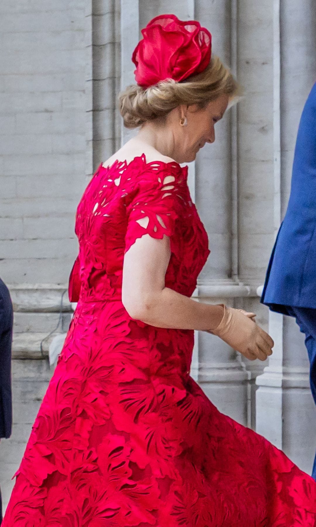 La historia del tocado que la reina de Bélgica ha llevado con el peinado de invitada perfecto