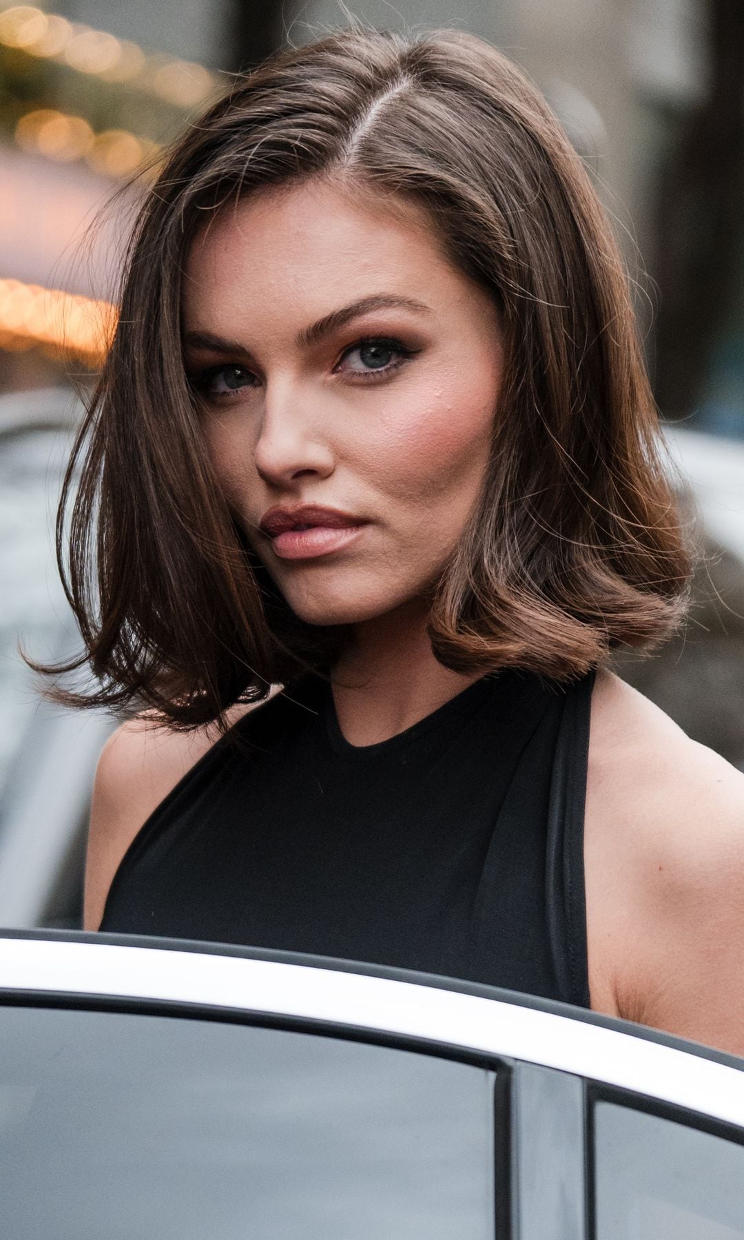 Mujer cabello castaño oscuro