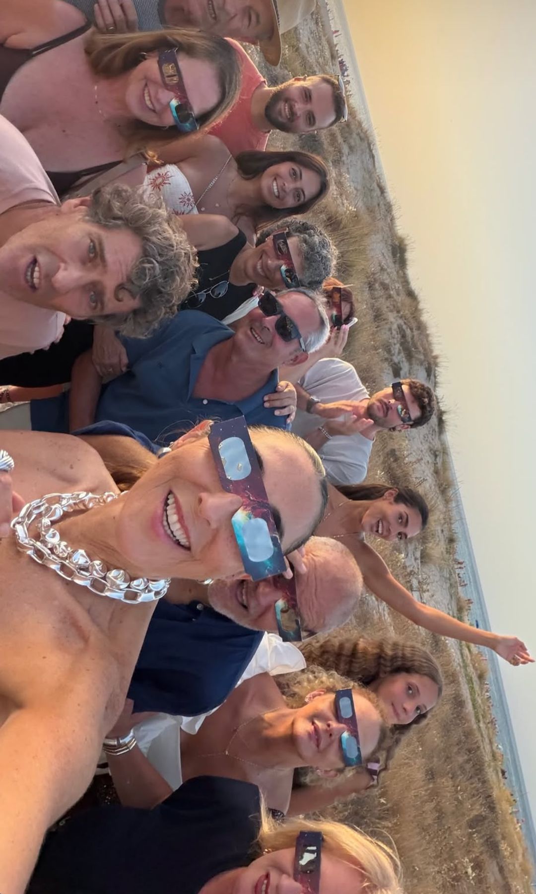 Paz Padilla con su entorno más cercano viendo el eclipse desde la playa