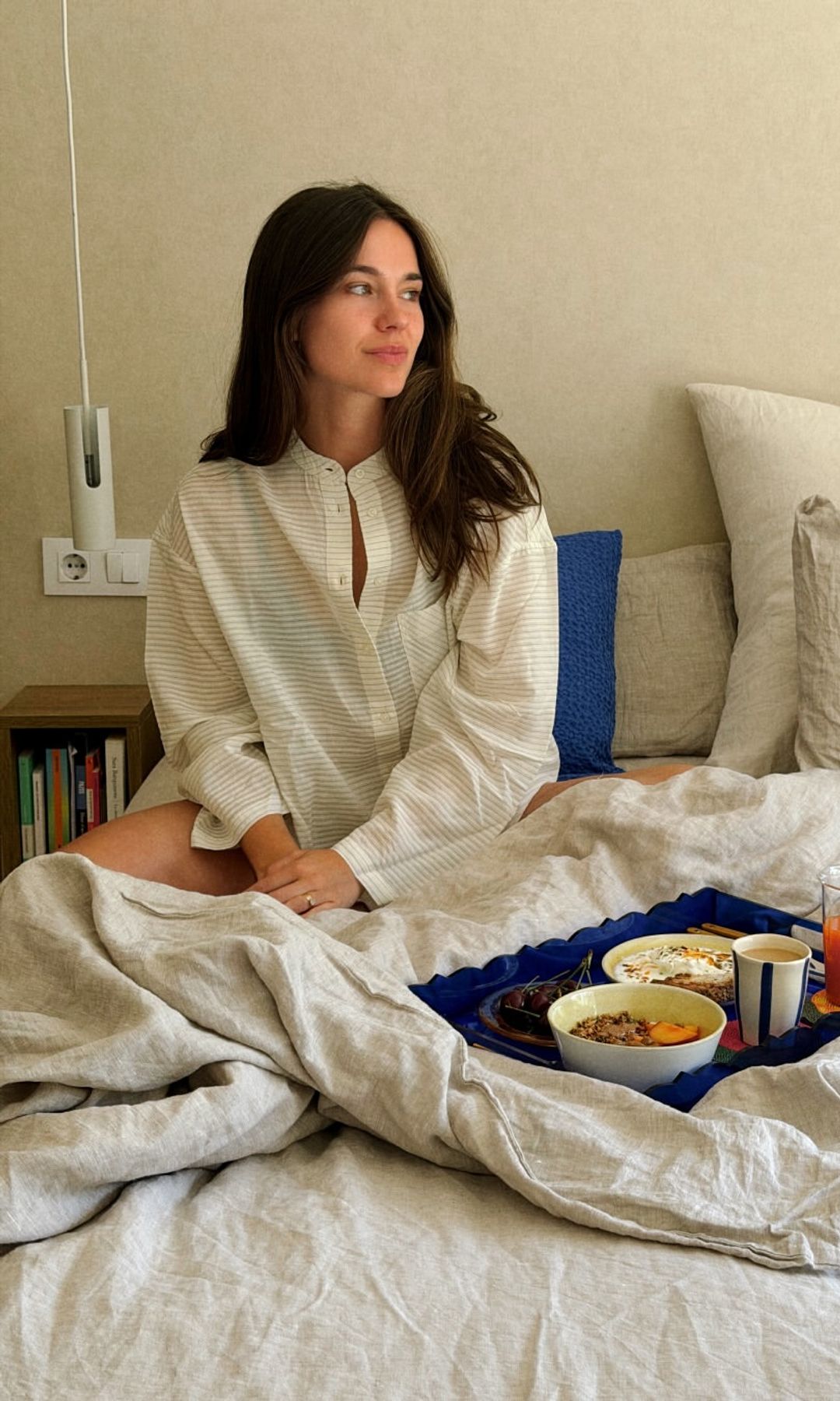 Una chica disfrutando de un desayuno en la cama