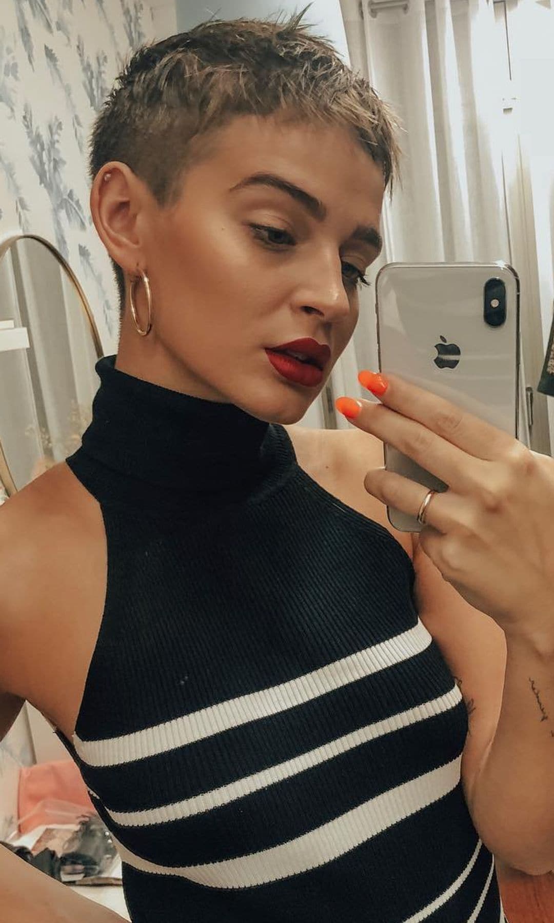 Laura Escanes con corte pixie y pelo rubio