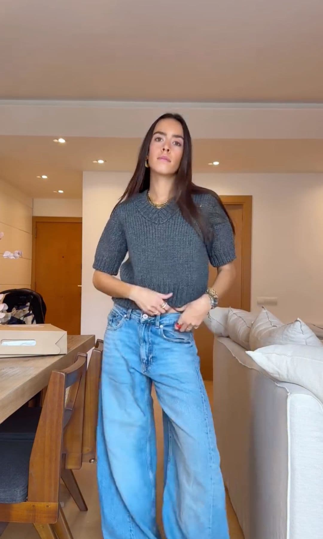 ¡HOLA! Fashion 5 looks de María Alcalde con pantalones vaqueros anchos