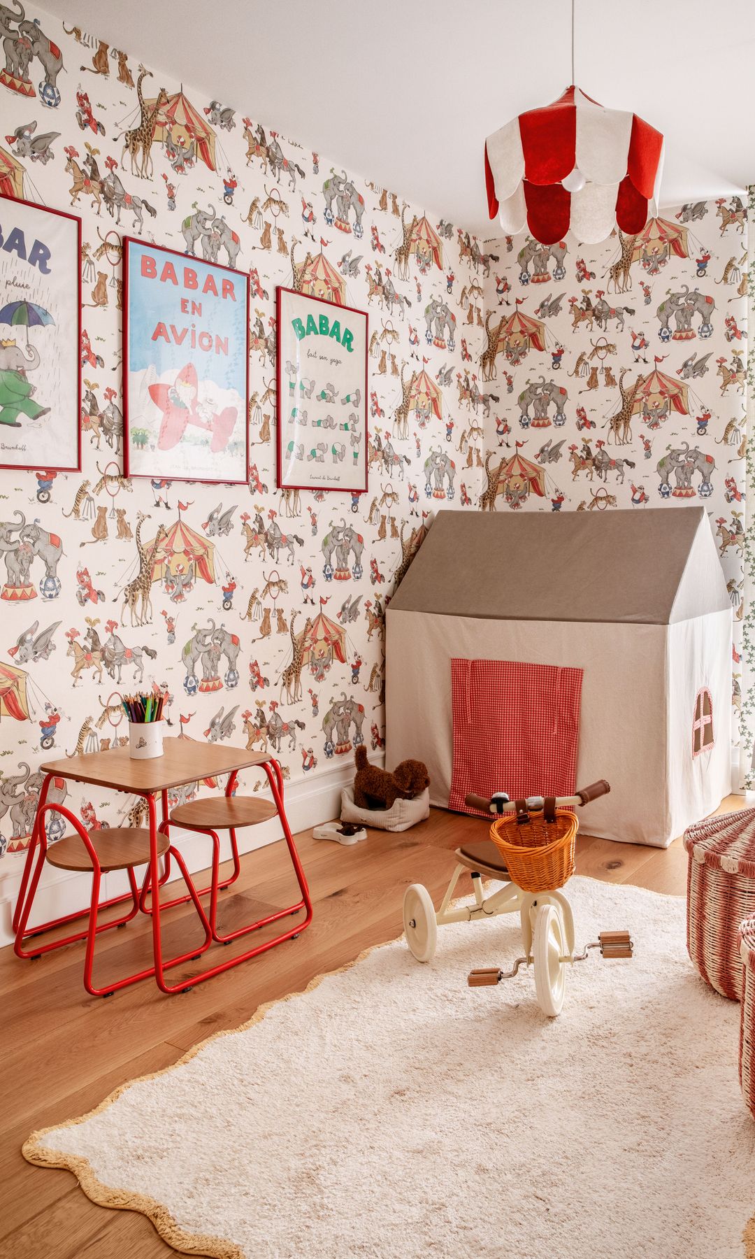 El cuarto de juegos, cuyo papel pintado es una colaboración de Disney para Sanderson inspirada en el universo circense de Dumbo. 