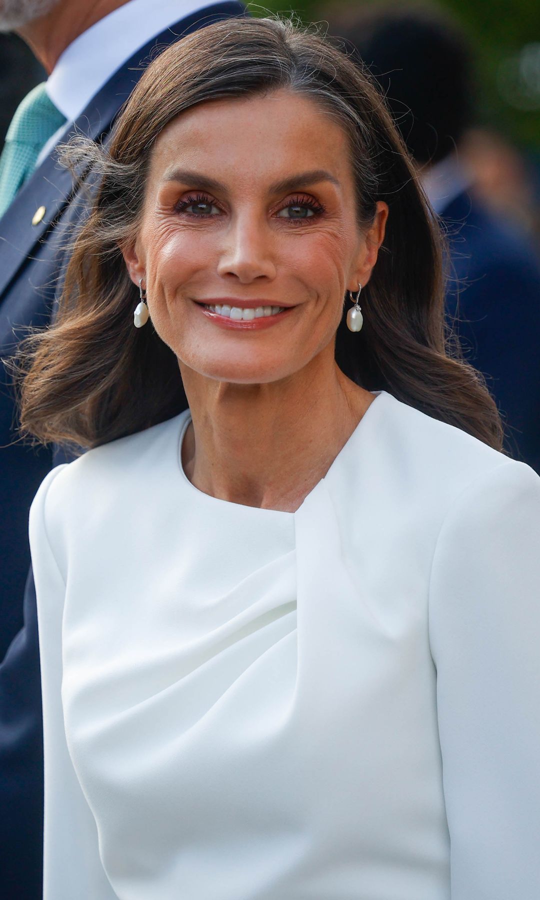 La Reina cierra el círculo al rescatar el simbólico vestido con el que lo vio convertirse en Santo Padre