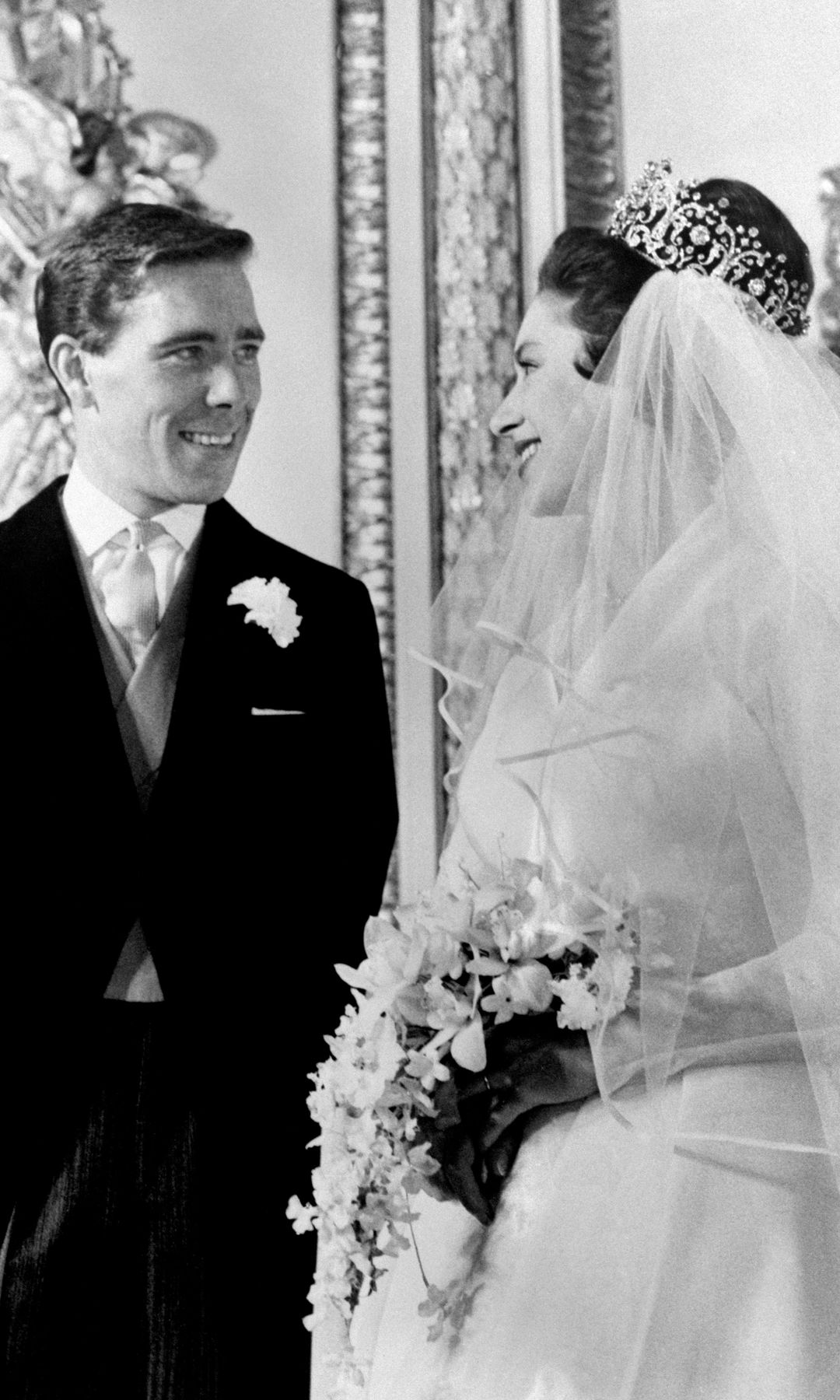 La princesa Margarita y Antony Armstrong-Jones tras su boda en 1960