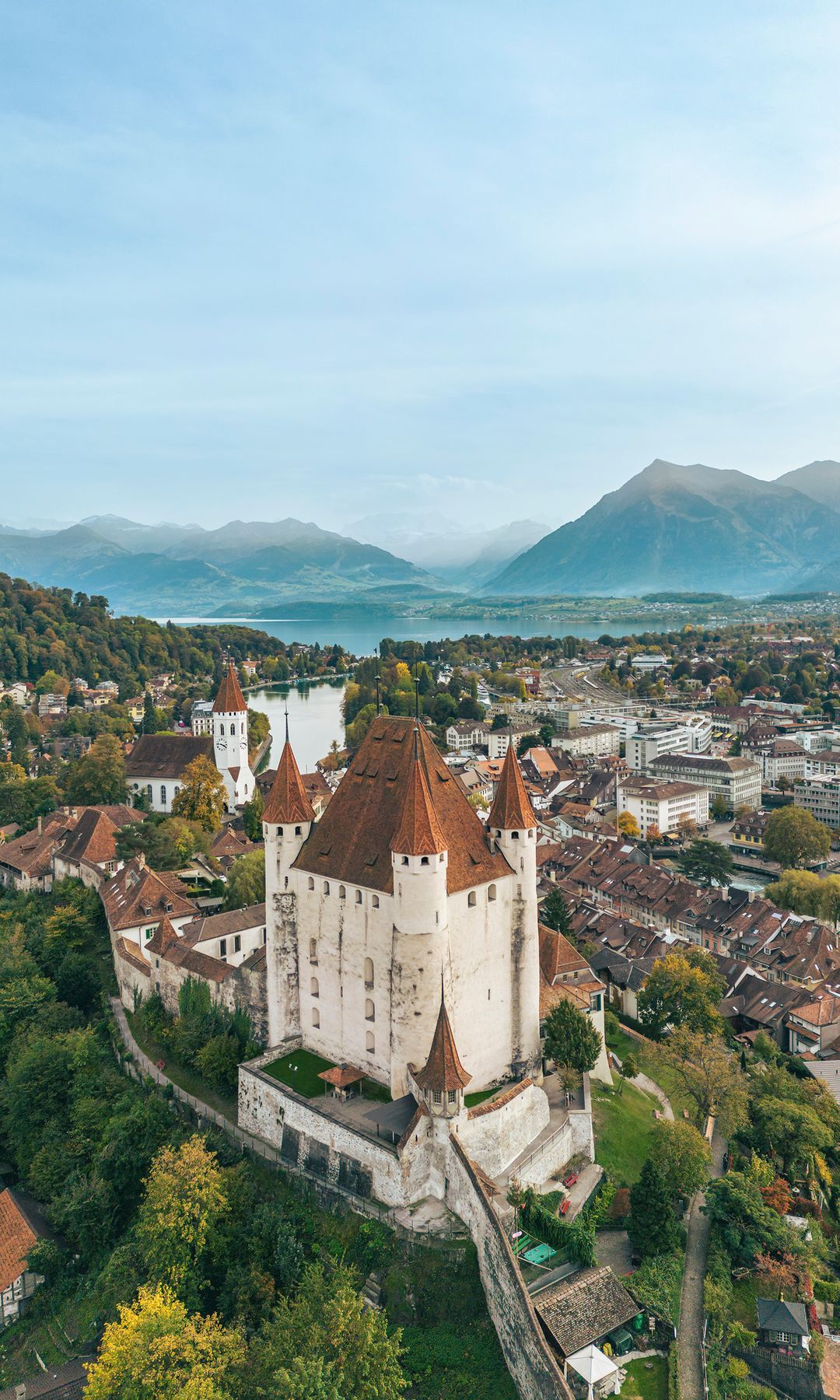 Panorámica de la ciudad suiza de Thun durante el verano