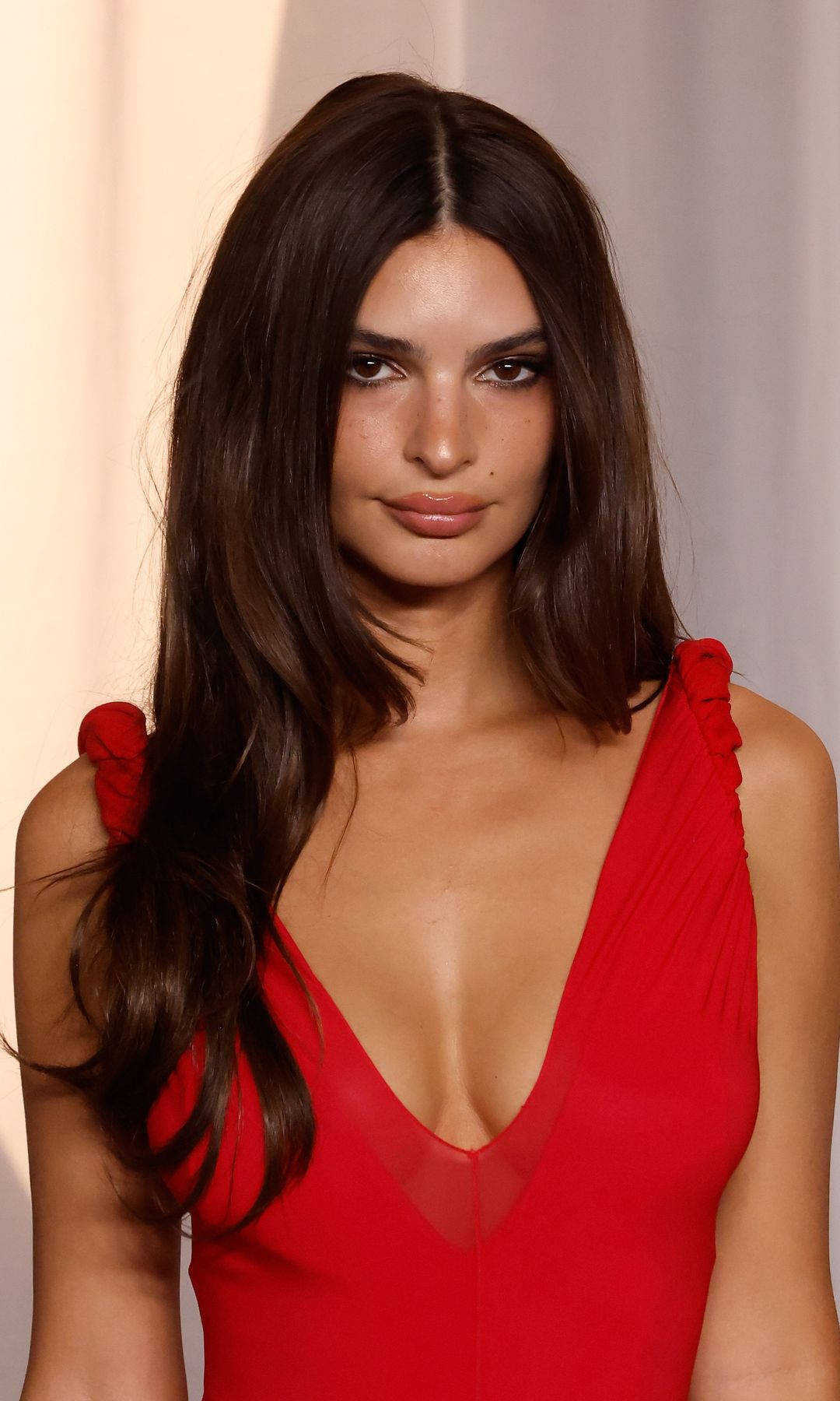 Emily Ratajkowski con cabello largo y capas frontales