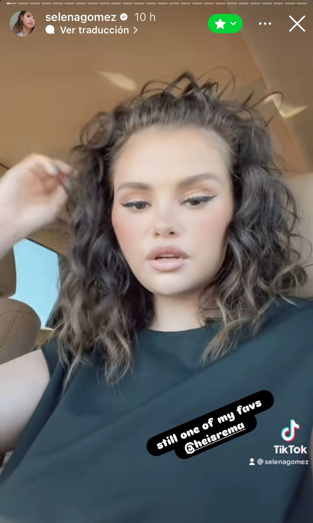 Selena Gómez en sus historias de instagram con una melena rizadisima