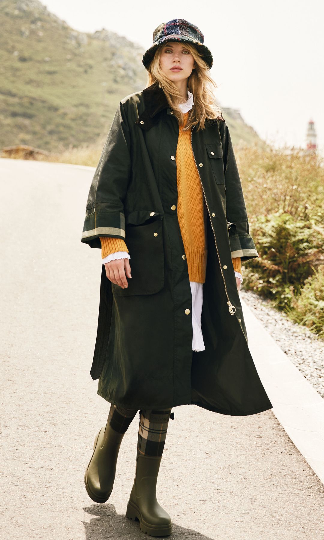 Glamour waterptoof: Los diseños a prueba de agua conquistan el vestidor otoñal. Junto a estas líneas, la modelo lleva chaqueta larga encerada y jersey, ambos de Babàa; vestido de algodón, de Skall Studio, y sombrero y botas de agua, de Barbour. En la otra página, la modelo posa con trench con capa, de Ulla Johnson; jersey y falda, de Masscob; camisa, de Antik Batik, y botín mocasín, de Hereu