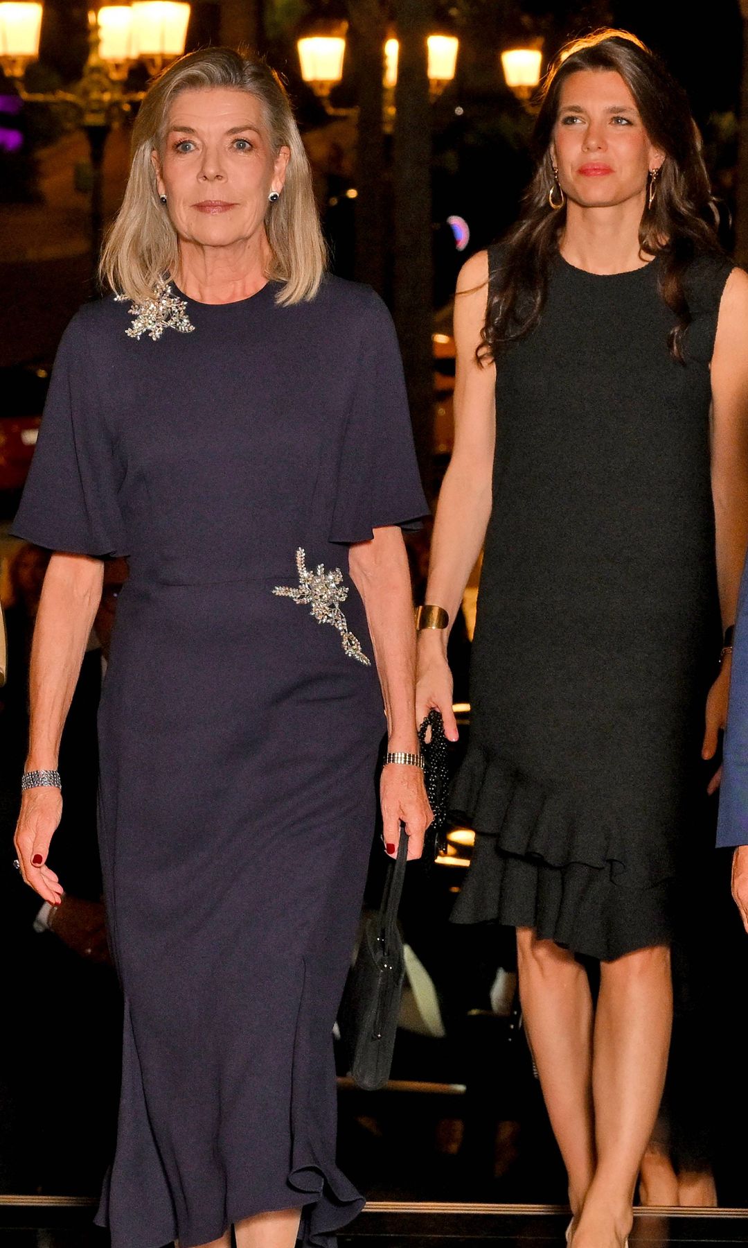 Carlota Casiraghi, máxima sofisticación en la Ópera con un vestido de seda negro y accesorios únicos