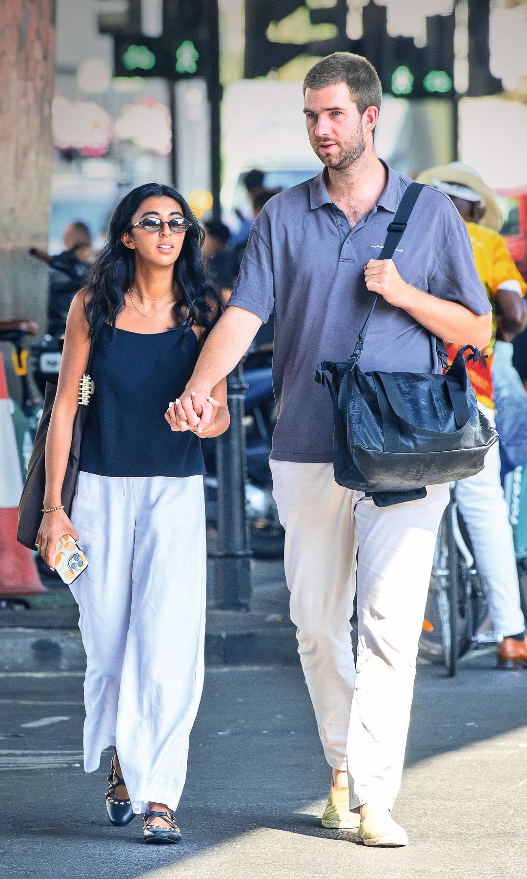 Juan y Sophia paseando de la mano por las calles de Londres, donde viven. El hijo mayor de la infanta Cristina ha encontrado el amor al lado de esta joven canadiense, que también trabaja para la empresa de Alejandro Agag. Aunque la discreción es su máxima, no se esconden