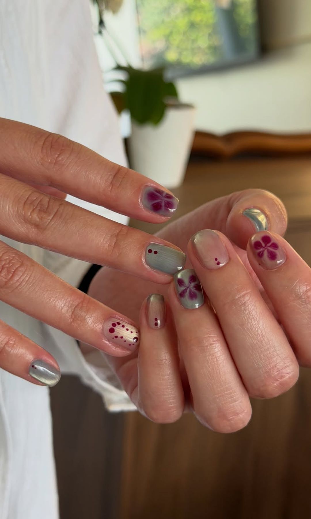 Manicura ojo de gato en verde y burdeos