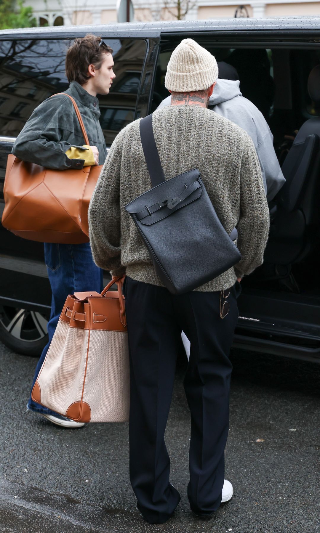 David y Cruz son vistos con maxibolsos en París.