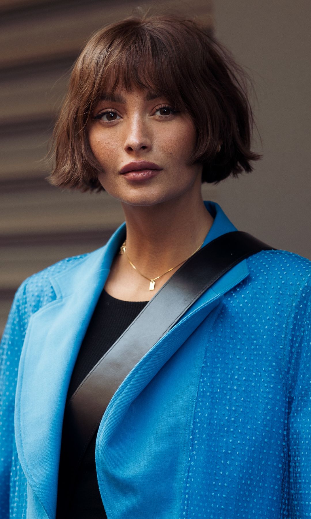  Mujer con pelo corto y flequillo 