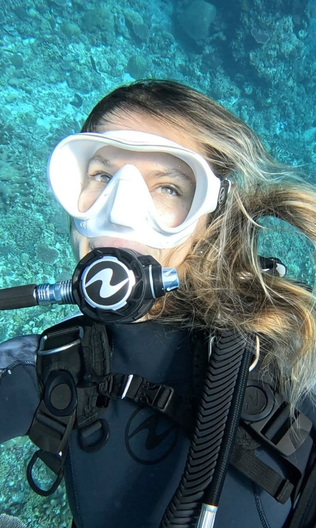 La oceanógrafa y amante de los tiburones, Gádor Muntaner, buceando