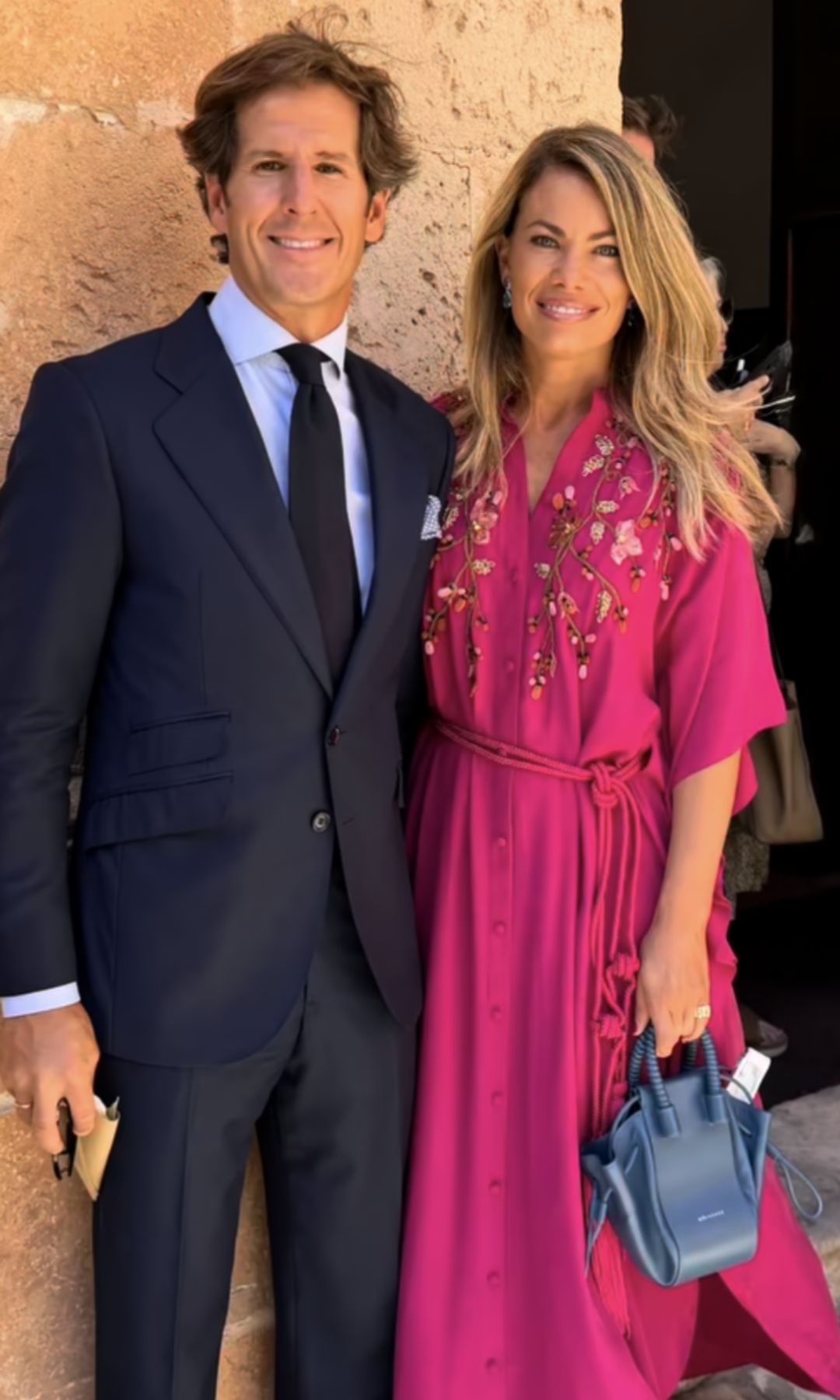 Carla Goyanes elige las dos firmas de Sassa de Osma para una boda en Menorca: un caftán buganvilla y uno de sus bolsos