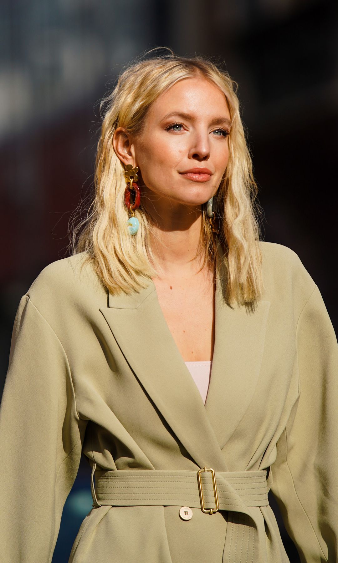 Leonie Hanne en la semana de la moda de Milán de 2023 con el pelo ondulado
