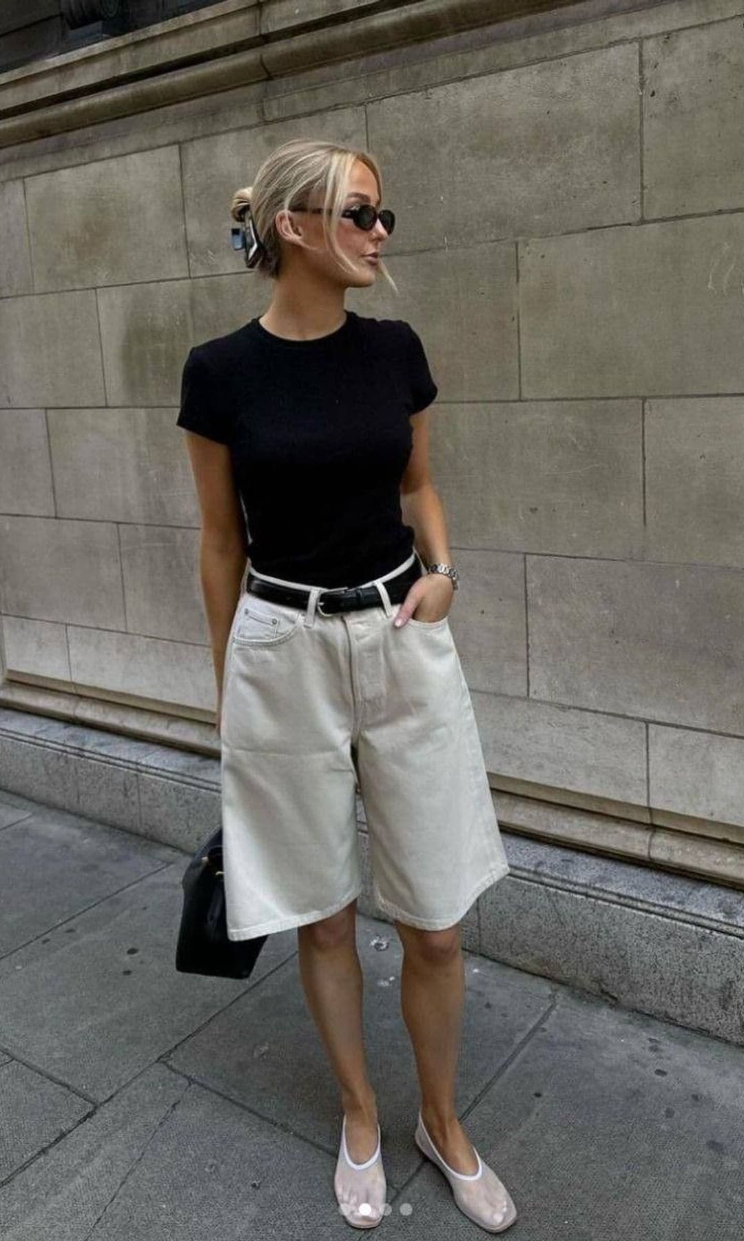 Los trucos de las editoras de FASHION para llevar camiseta básica a la oficina y vernos arregladas