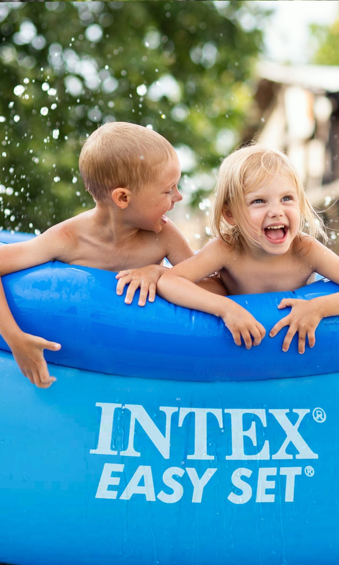 Niños en piscina desmontable de color azul 