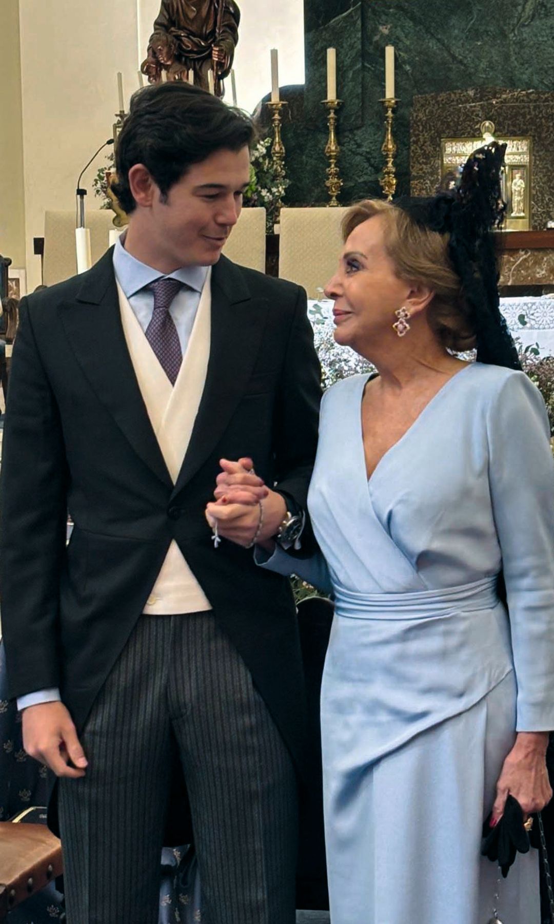 El novio con su madrina, su abuela materna, Esperanza Romero