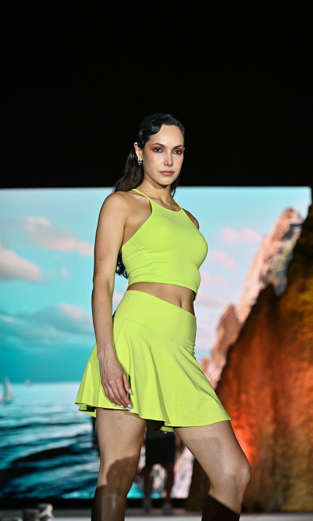 Los colores neón serán la opción ideal para hacer que nuestros outfits de primavera brillen y destaquen.
