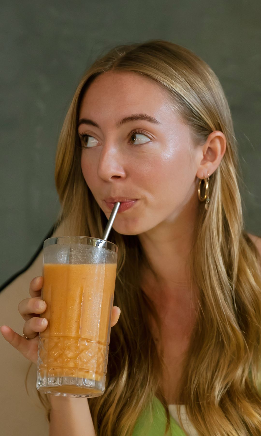Chica joven bebiendo gazpacho